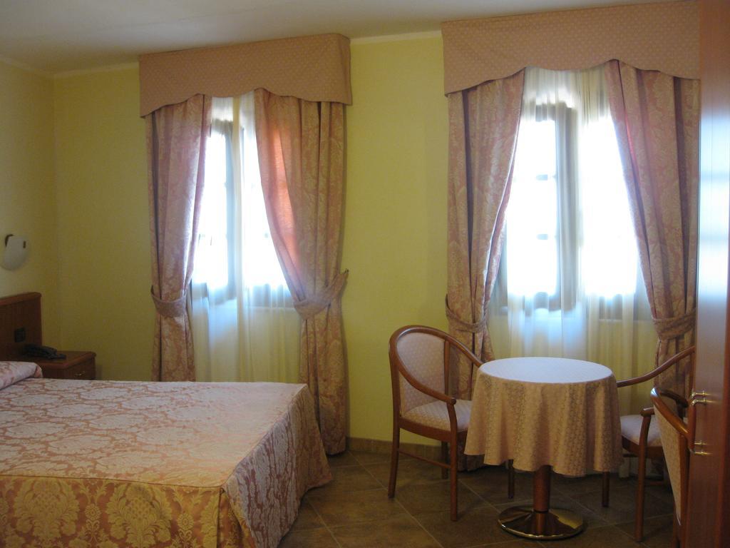 Albergo Giardino Sannazzaro de' Burgondi 객실 사진